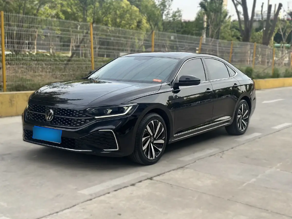 2023 Volkswagen Passat 2.0T 186HP L4 7DCT