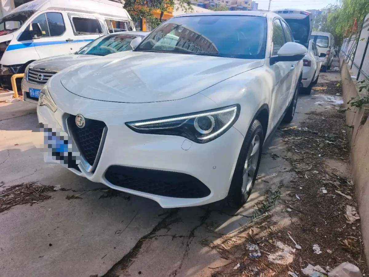 2017 Alfa Romeo Stelvio 2.0T 200HP L4 8AT