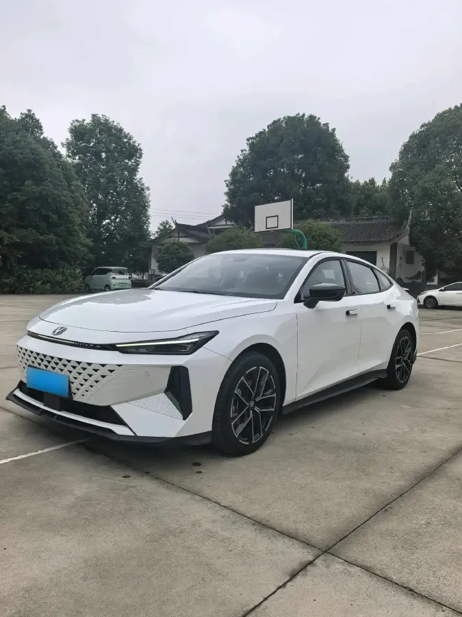 2024 ChangAn UNI-V iDD 1.5L 110HP L4 E-CVT PHEV 18.99KWH