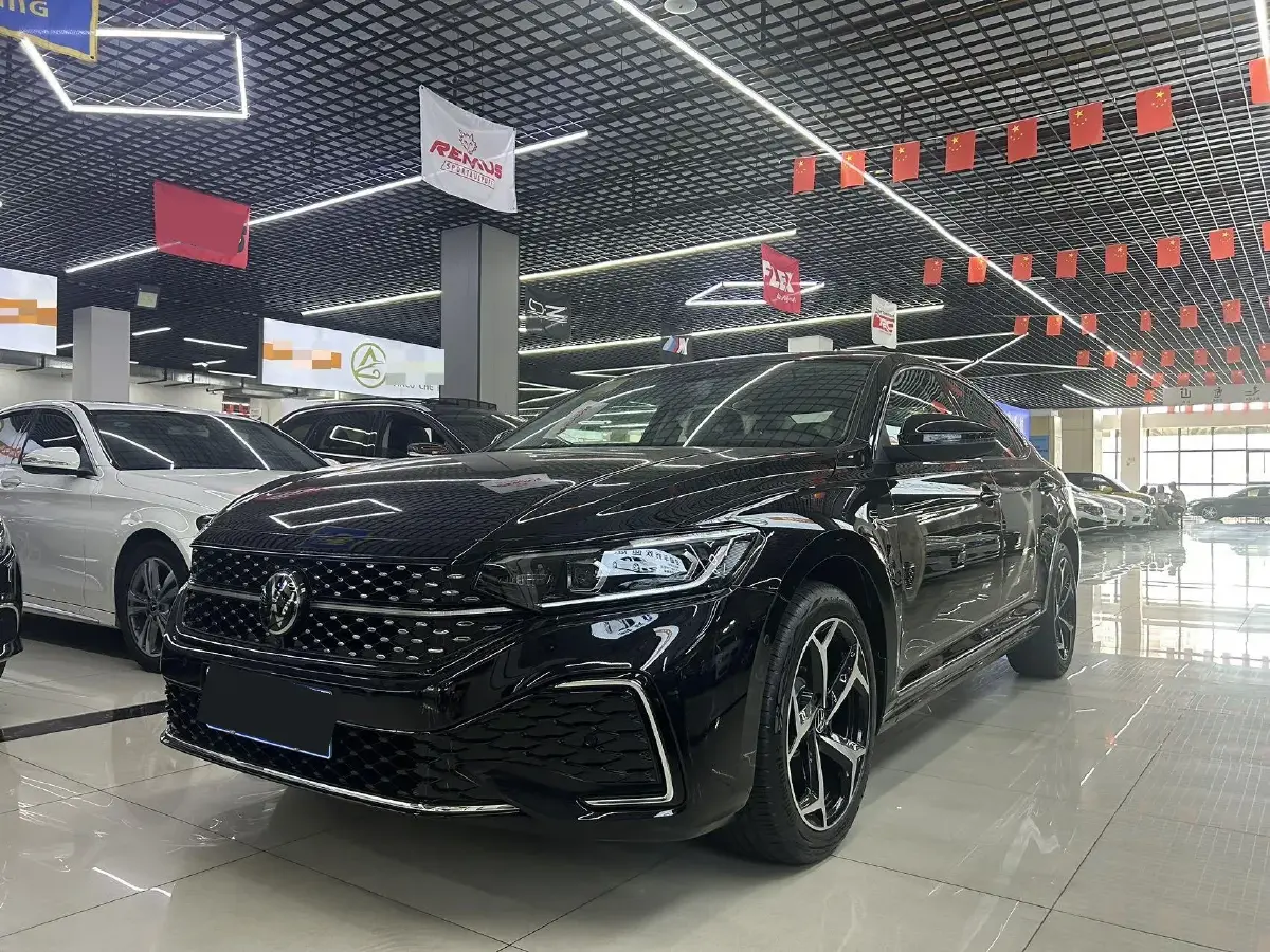 2025 Volkswagen Passat 2.0T 220HP L4 7DCT