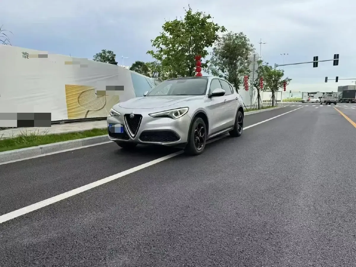 2017 Alfa Romeo Stelvio 2.0T 200HP L4 8AT