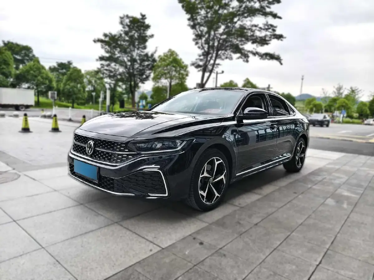 2024 Volkswagen Passat 2.0T 186HP L4 7DCT