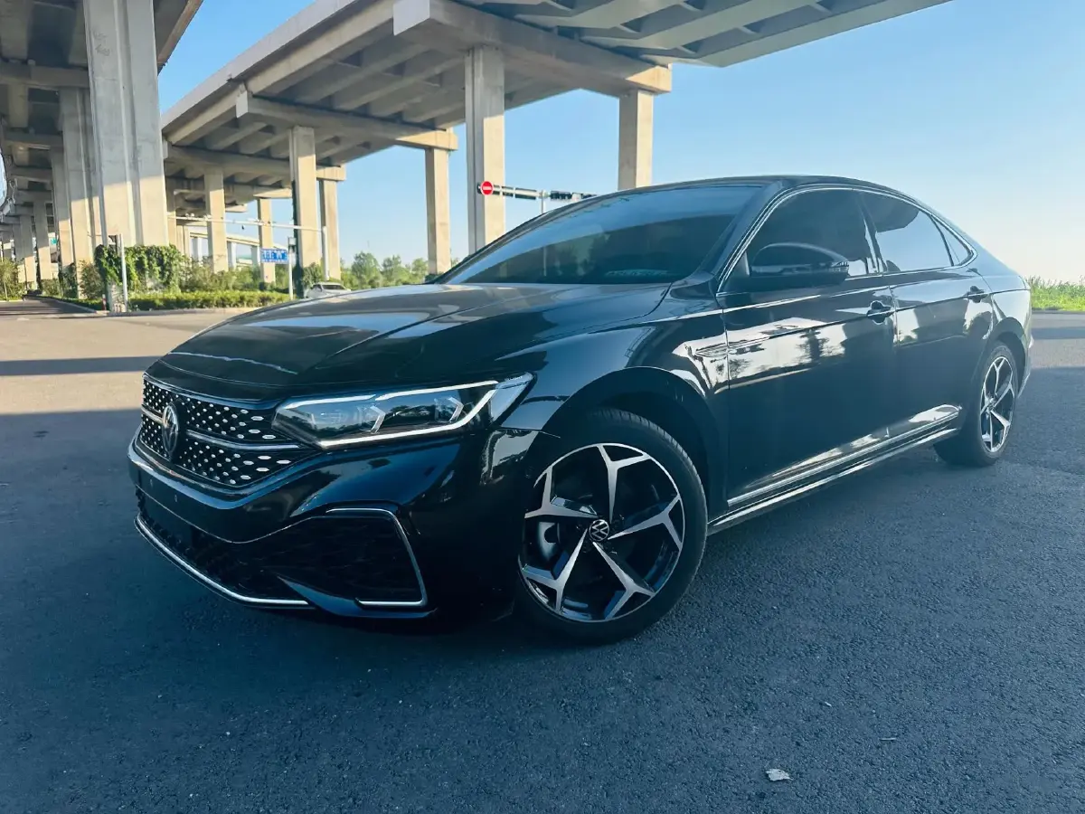 2024 Volkswagen Passat 2.0T 220HP L4 7DCT