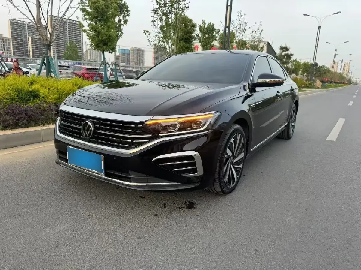 2023 Volkswagen Passat 2.0T 220HP L4 7DCT