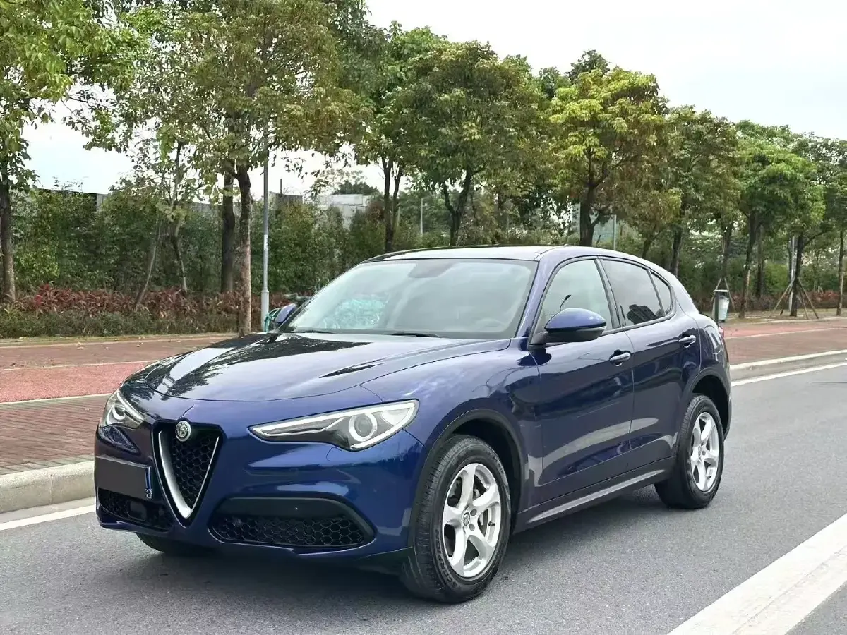 2017 Alfa Romeo Stelvio 2.0T 200HP L4 8AT