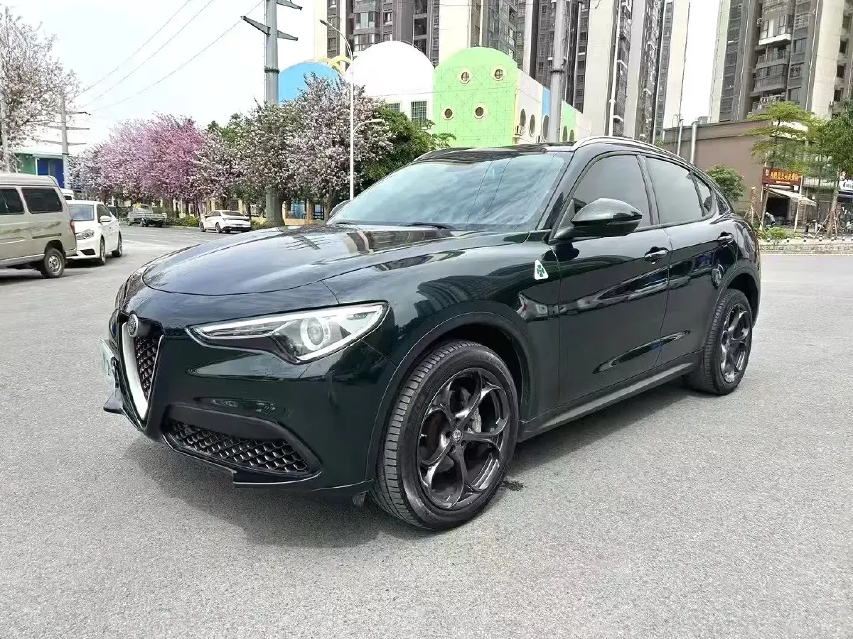 2017 Alfa Romeo Stelvio 2.0T 200HP L4 8AT