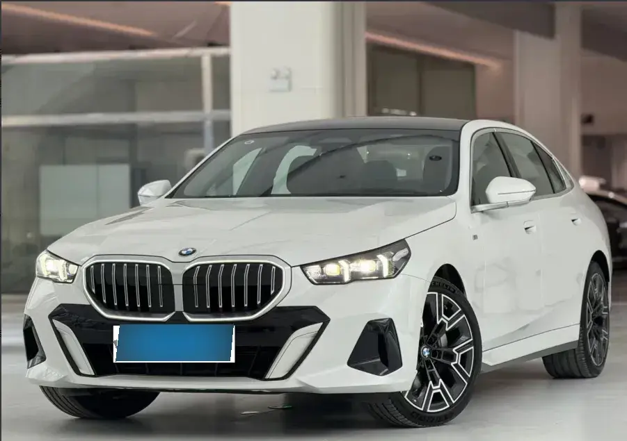 2024 BMW 5 Series 2.0T 258HP L4 8AT