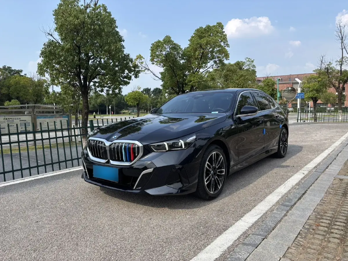 2024 BMW 5 Series 2.0T 258HP L4 8AT