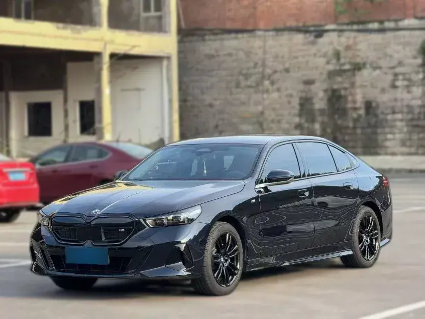 2024 BMW 5 Series 2.0T 258HP L4 8AT