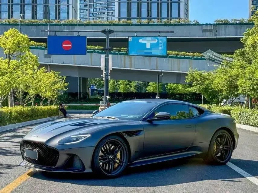 2022 Aston Martin DBS 5.2T 725HP V12 8AT