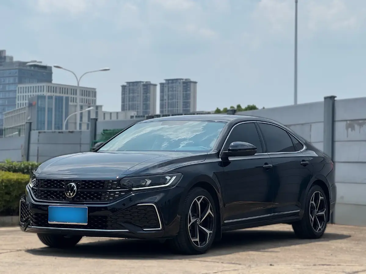 2024 Volkswagen Passat 2.0T 220HP L4 7DCT