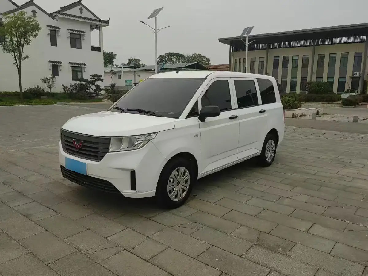 2020 WuLing HongGuang Plus 1.5L 99HP L4 6MT