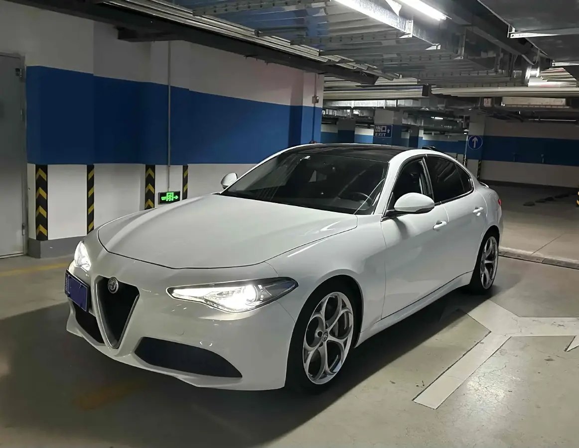 2017 Alfa Romeo Giulia 2.0T 280HP L4 8AT
