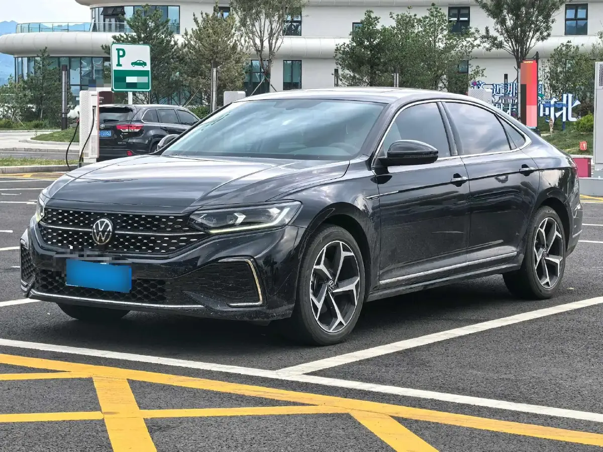 2025 Volkswagen Passat 2.0T 220HP L4 7DCT