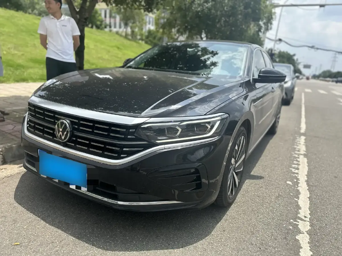 2023 Volkswagen Passat 2.0T 220HP L4 7DCT