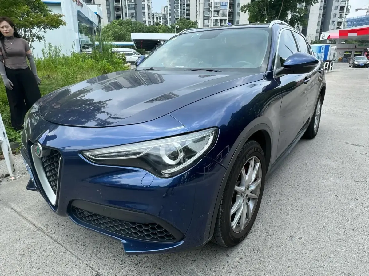 2017 Alfa Romeo Stelvio 2.0T 280HP L4 8AT