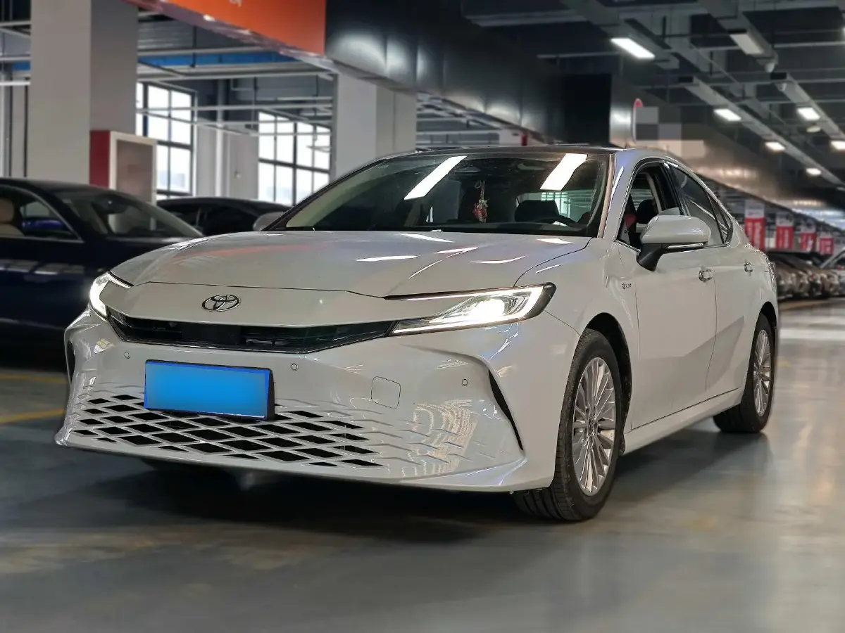 2024 Toyota Camry 2.0L 152HP L4 E-CVT Hybrid