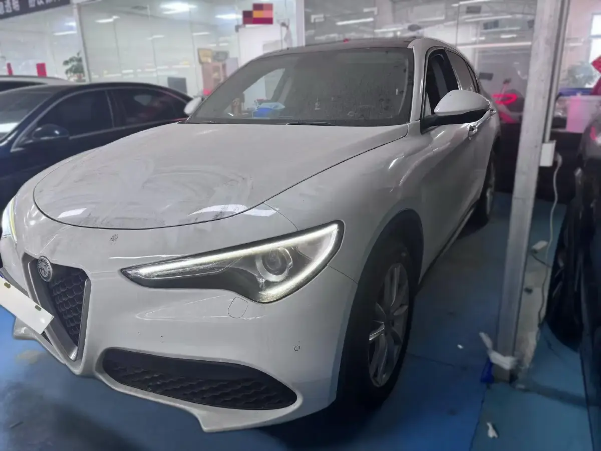 2017 Alfa Romeo Stelvio 2.0T 200HP L4 8AT