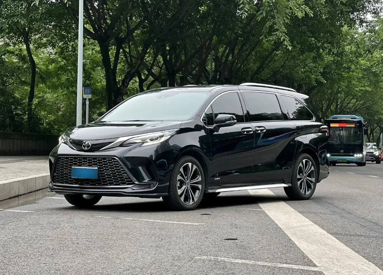 2024 Toyota Granvia 2.5L 189HP L4 E-CVT Hybrid