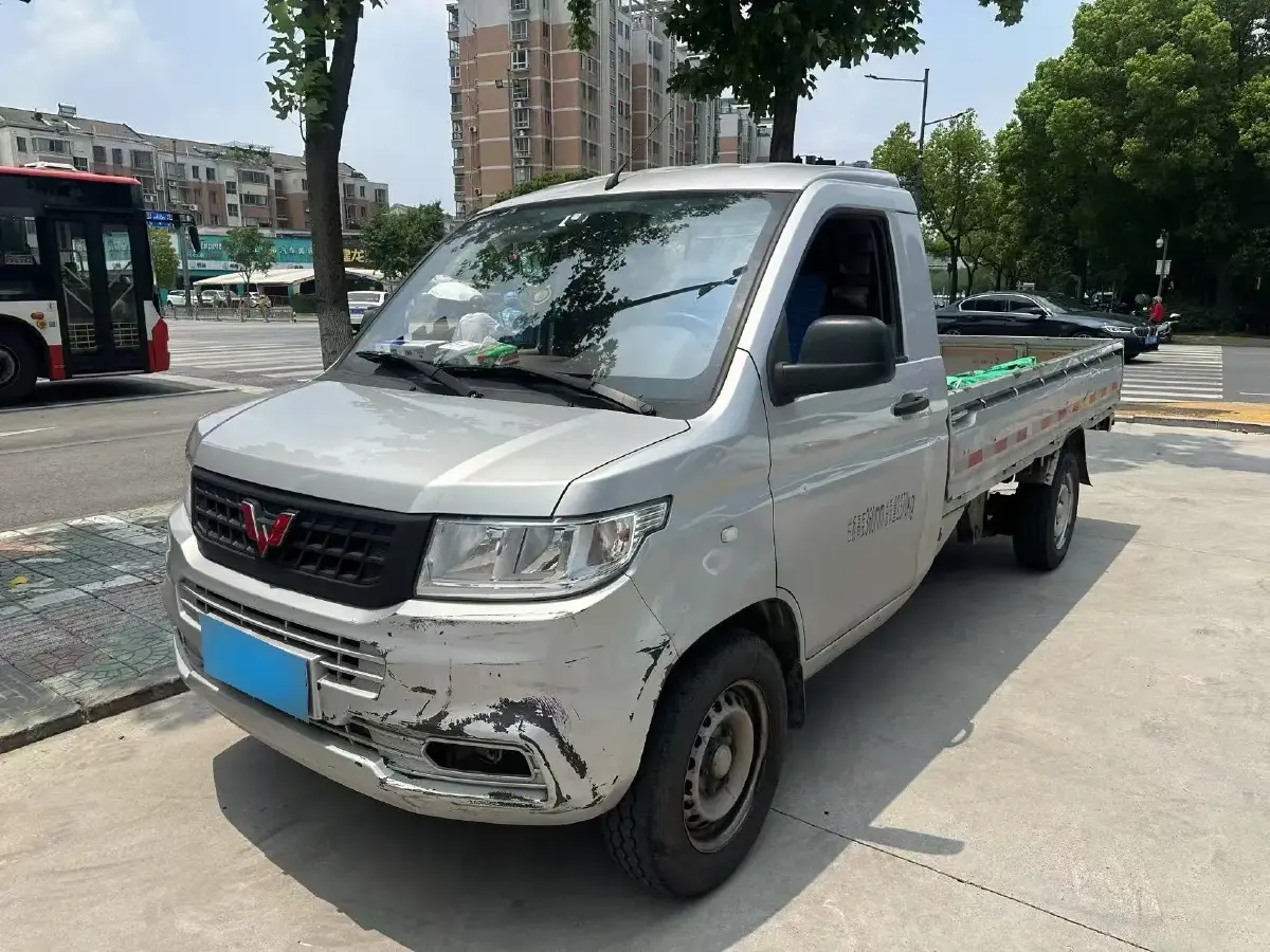2022 WuLing RongGuang New Truck 1.5L 102HP L4 5MT