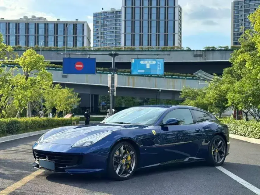 2017 Ferrari GTC4 Lusso 3.9T 609HP V8 7DCT