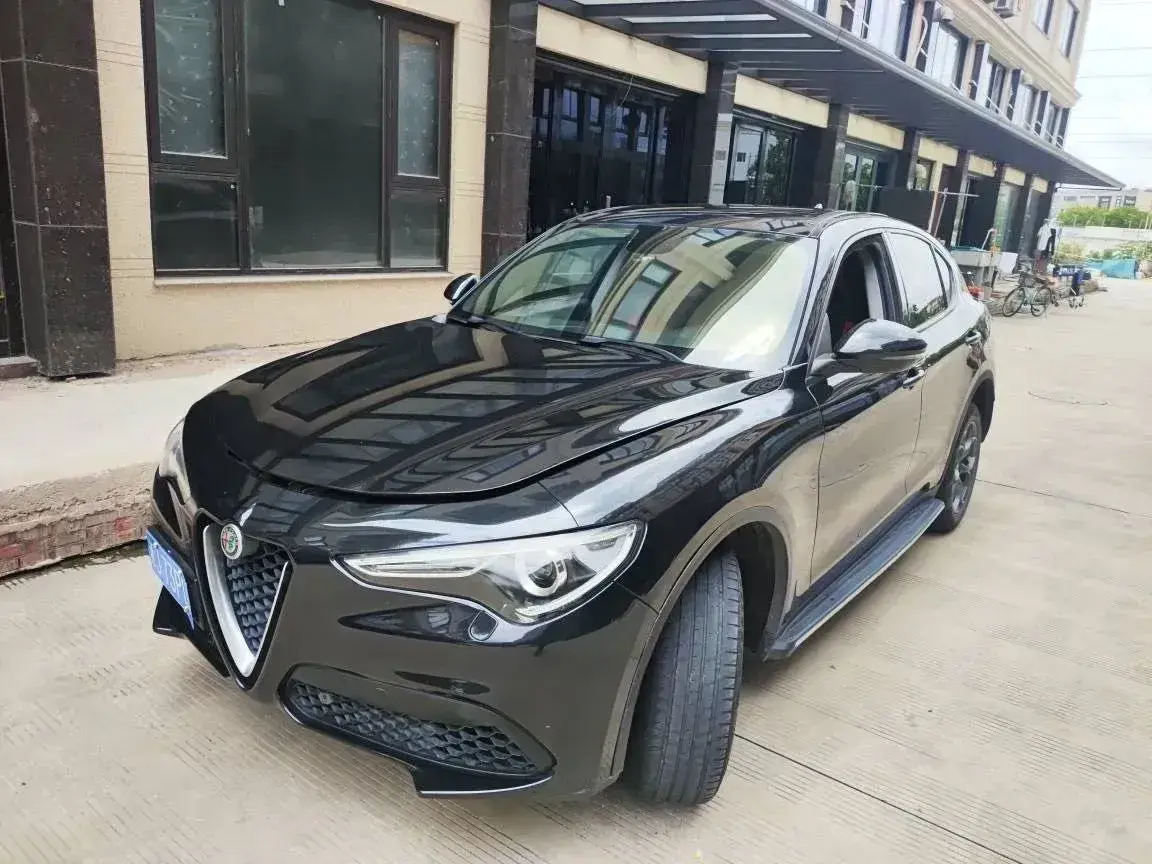 2017 Alfa Romeo Stelvio 2.0T 200HP L4 8AT