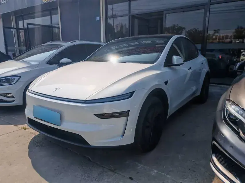 2025 Tesla Model Y BEV 62.5KWH