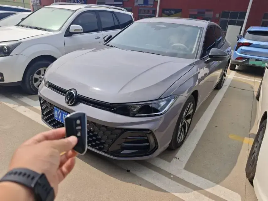 2025 Volkswagen Passat 2.0T 220HP L4 7DCT