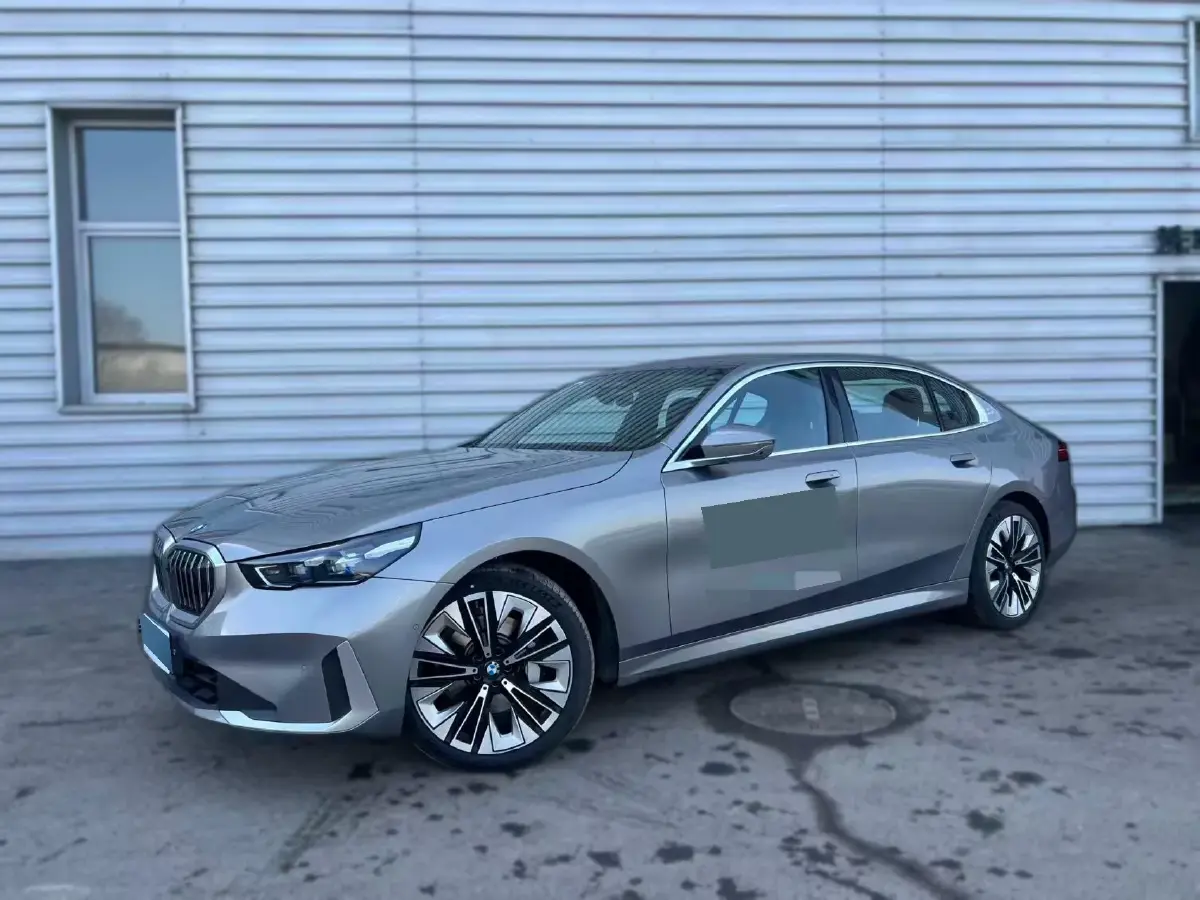 2024 BMW 5 Series 2.0T 258HP L4 8AT