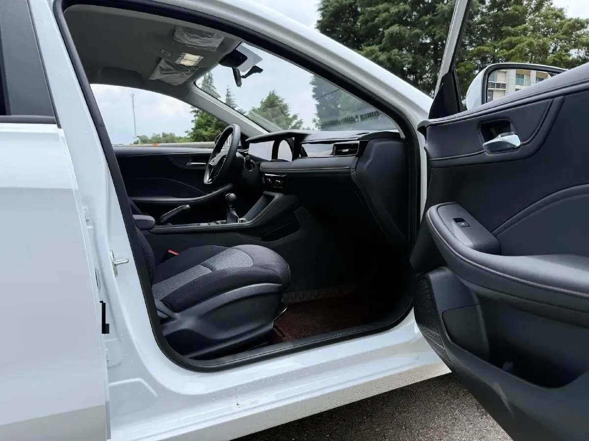 2023 Roewe i5 1.5L 129HP L4 5MT,autocango,china used car exporter,china ev exporter,chinese used car exporter,chinese used ev exporter