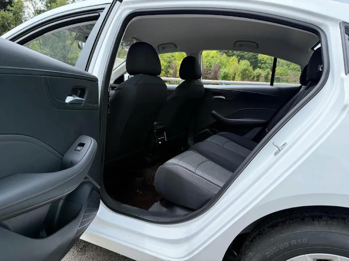 2023 Roewe i5 1.5L 129HP L4 5MT,autocango,china used car exporter,china ev exporter,chinese used car exporter,chinese used ev exporter