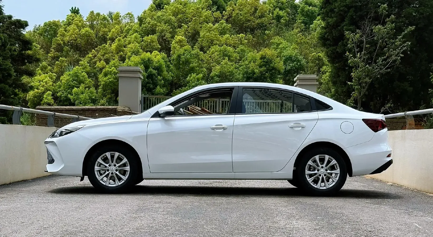 2023 Roewe i5 1.5L 129HP L4 5MT,autocango,china used car exporter,china ev exporter,chinese used car exporter,chinese used ev exporter
