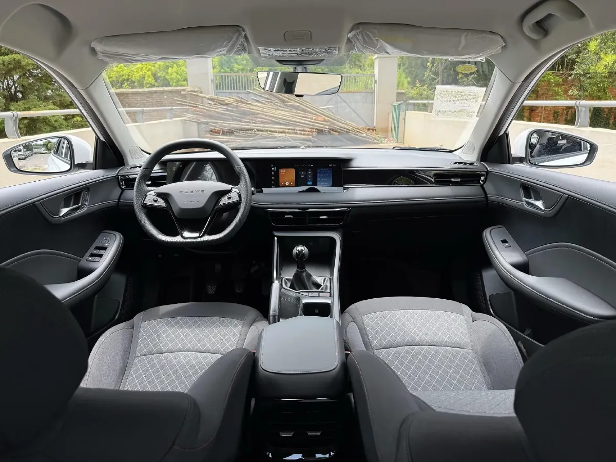 2023 Roewe i5 1.5L 129HP L4 5MT,autocango,china used car exporter,china ev exporter,chinese used car exporter,chinese used ev exporter