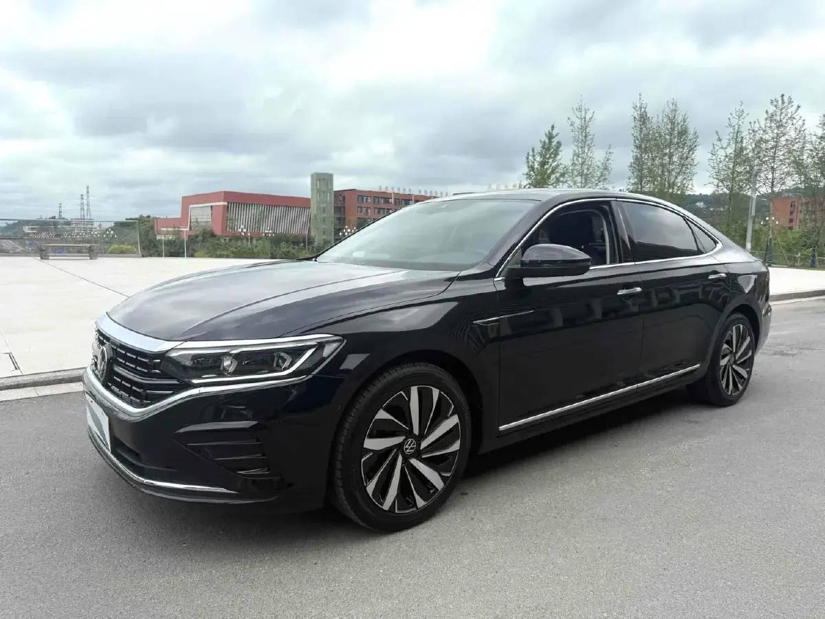 2024 Volkswagen Passat 2.0T 220HP L4 7DCT