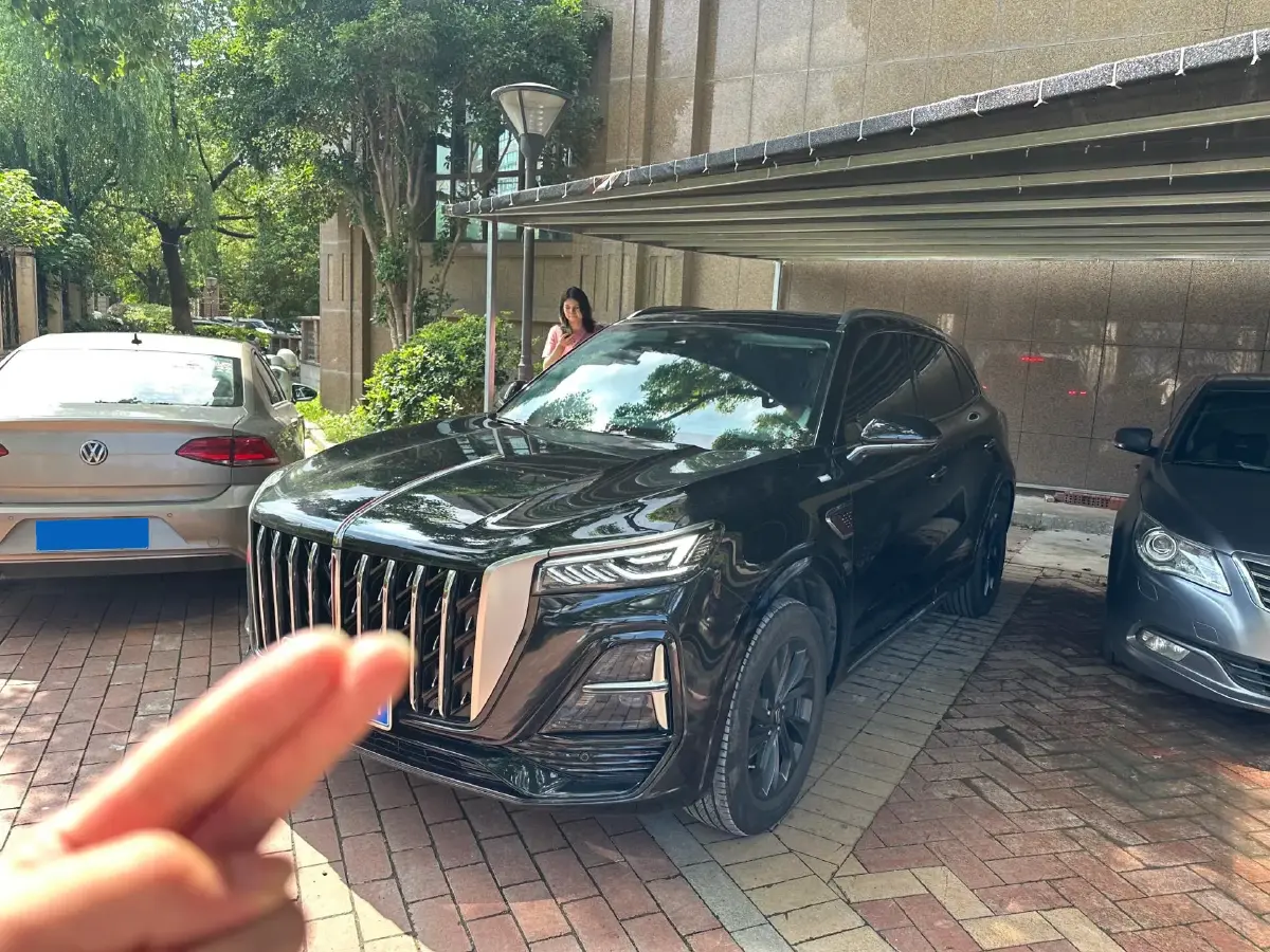 2023 HongQi HS5 2.0T 252HP L4 8AT