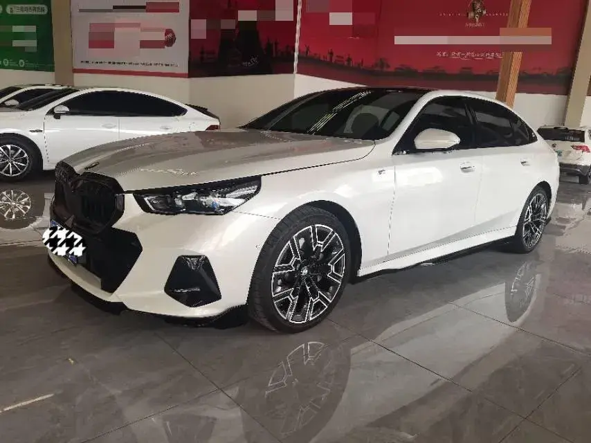 2024 BMW 5 Series 2.0T 258HP L4 8AT