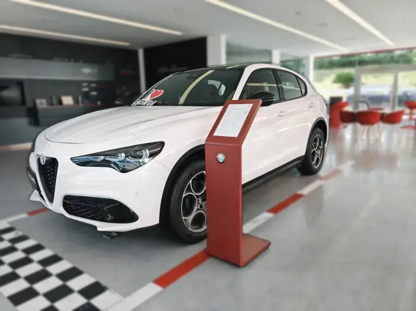 2023 Alfa Romeo Stelvio 2.0T 280HP L4 8AT