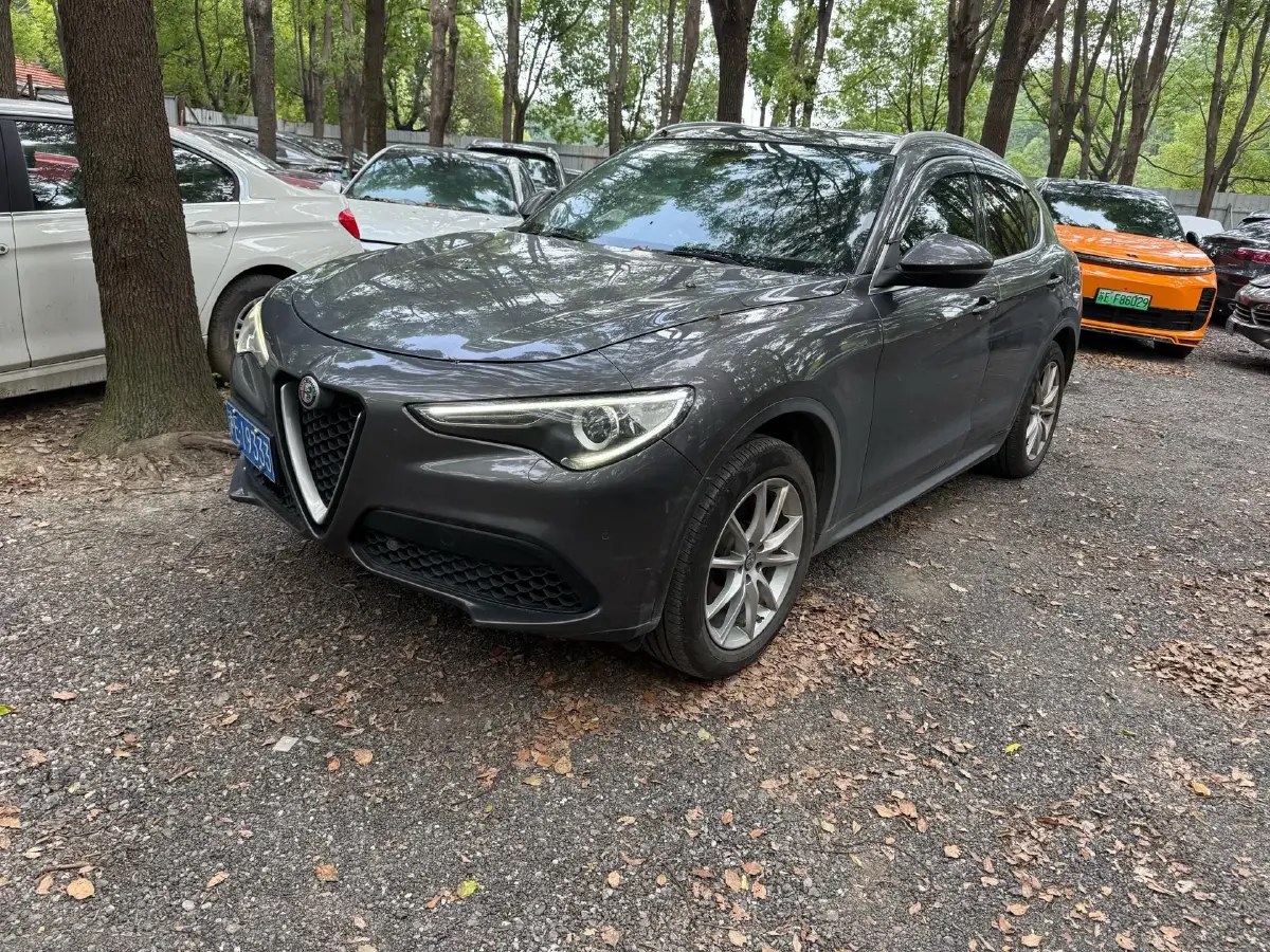 2017 Alfa Romeo Stelvio 2.0T 280HP L4 8AT
