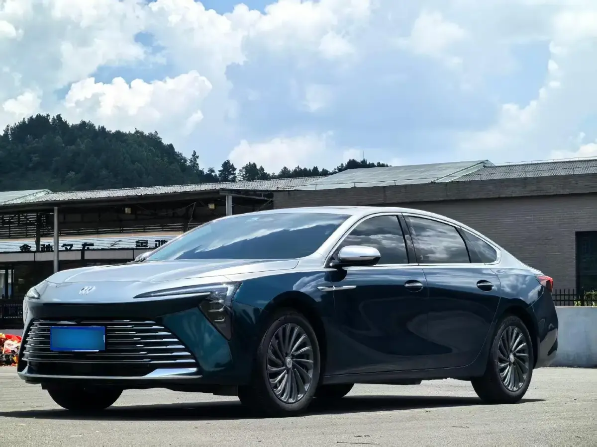 2025 Buick Larcosse 2.0T 237HP L4 9AT