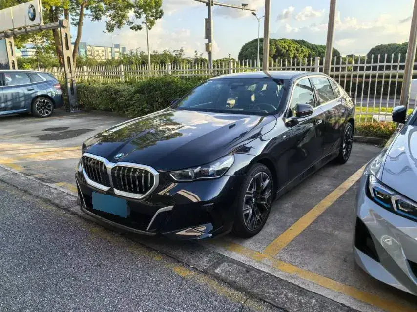 2024 BMW 5 Series 2.0T 258HP L4 8AT