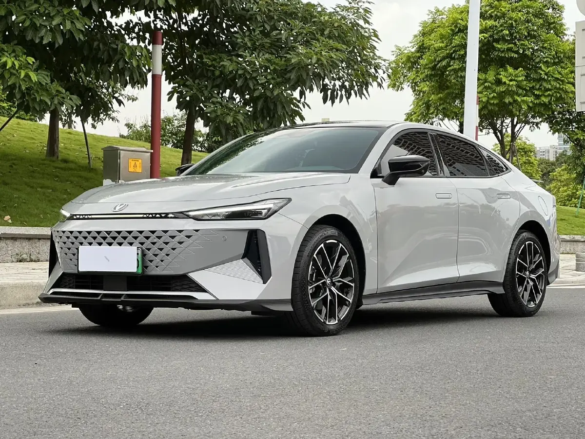 2024 ChangAn UNI-V iDD 1.5L 110HP L4 E-CVT PHEV 18.99KWH