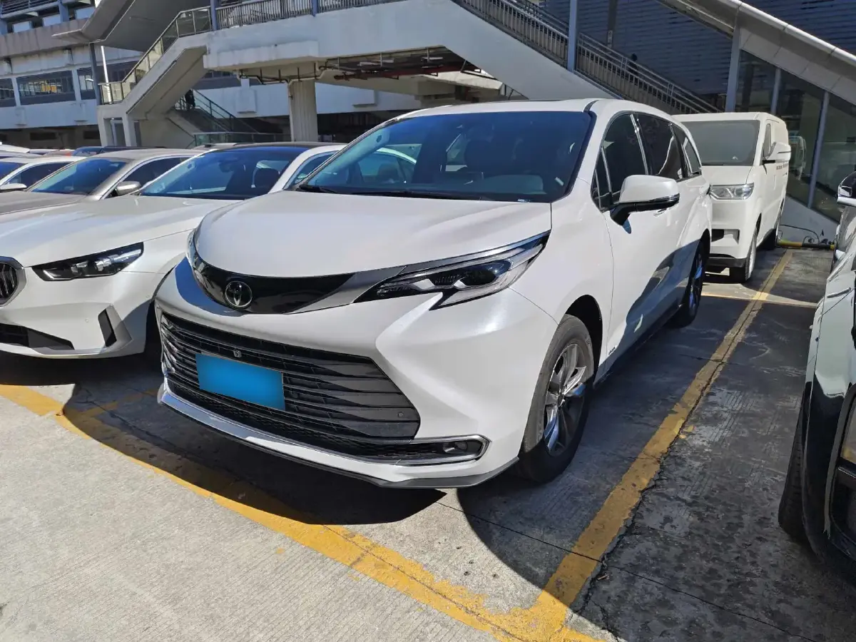 2024 Toyota Sienna 2.5L 189HP L4 E-CVT Hybrid