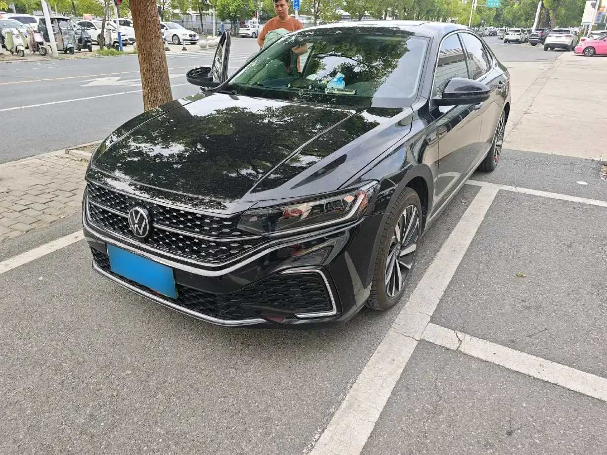 2023 Volkswagen Passat 2.0T 186HP L4 7DCT