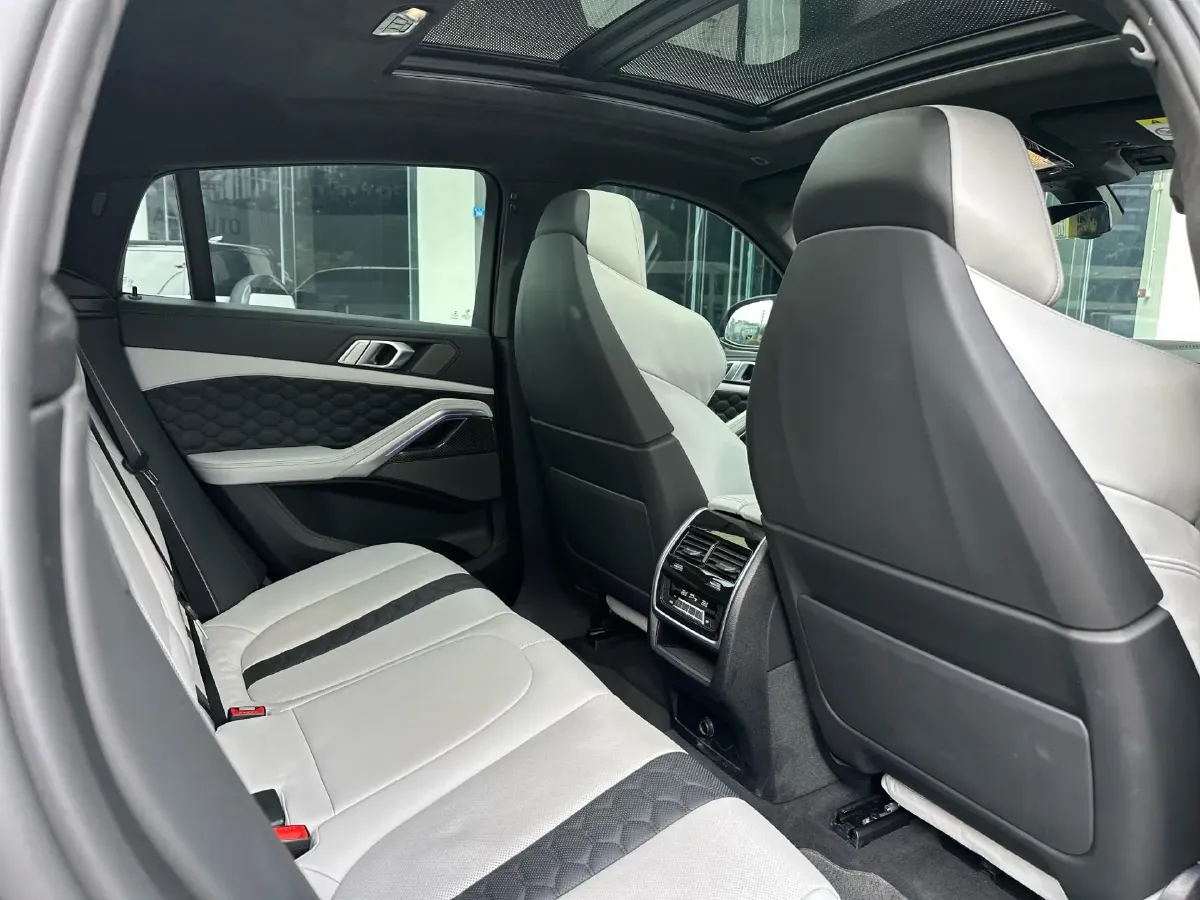 2022 BMW X6 M 4.4T 600HP V8 8AT,autocango,china used car exporter,china ev exporter,chinese used car exporter,chinese used ev exporter