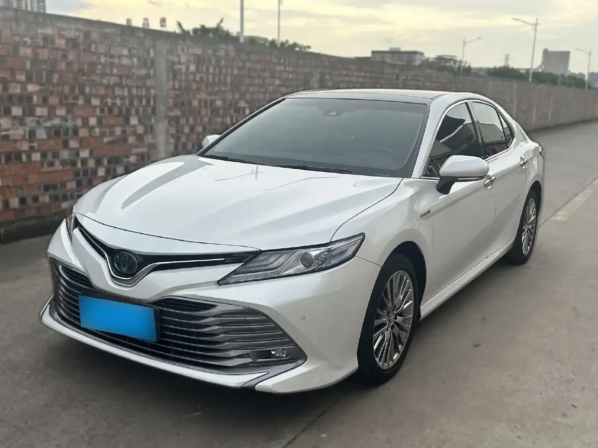 2019 Toyota Camry 2.5L 178HP L4 E-CVT Hybrid