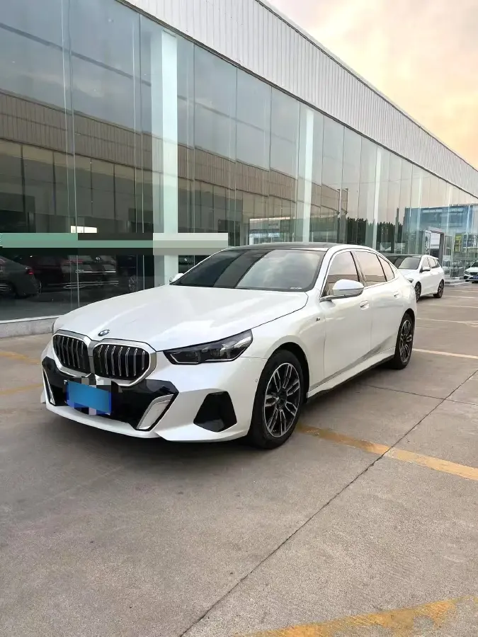 2024 BMW 5 Series 2.0T 258HP L4 8AT