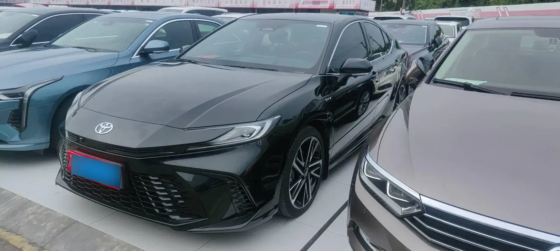 2025 Toyota Camry 2.0L 152HP L4 E-CVT Hybrid