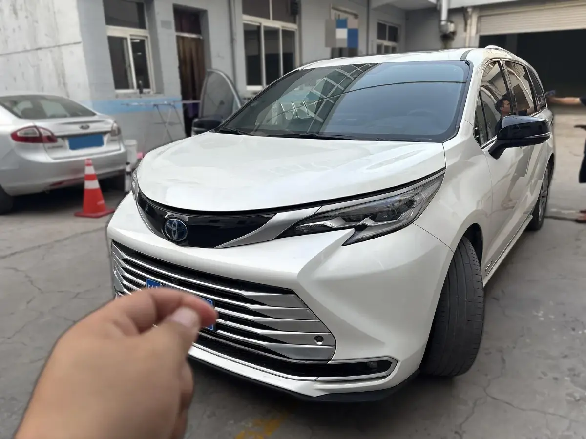 2023 Toyota Sienna 2.5L 189HP L4 E-CVT Hybrid