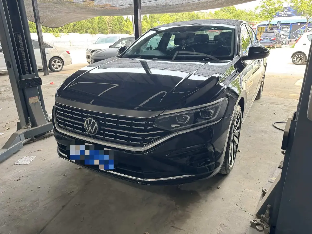 2025 Volkswagen Passat 2.0T 220HP L4 7DCT