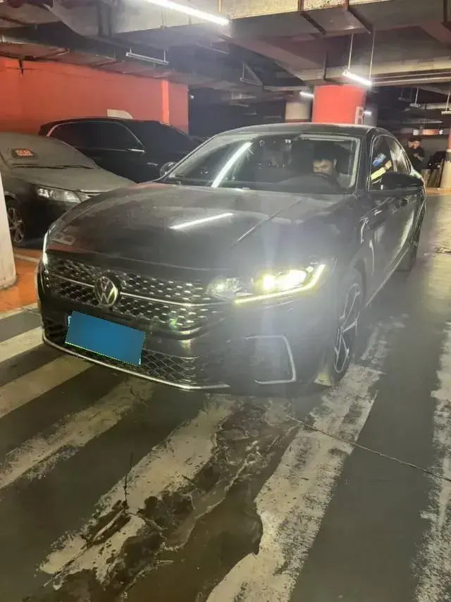 2024 Volkswagen Passat 2.0T 220HP L4 7DCT